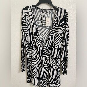 Guess long sleeve short Romper size large New with tags